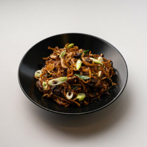 Chow mein noodles with mushrooms