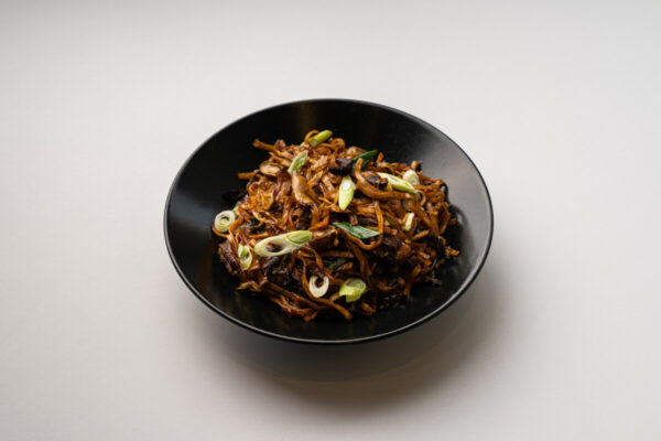 Chow mein noodles with mushrooms