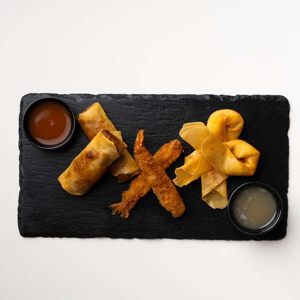 Asian starters με spring rolls, τραγανές γαρίδες και dipping sauces.