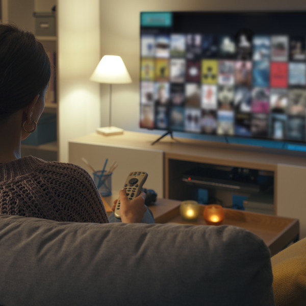 Βραδιά Netflix στο σπίτι, ιδανική για χαλάρωση με sushi και Asian food.
