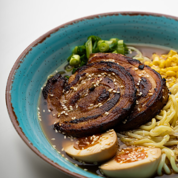 Ramen με χοιρινό, αυγό, noodles και σουσάμι, χαρακτηριστικό πιάτο με umami γεύση.
