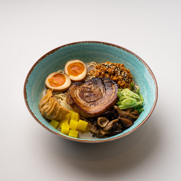 Μπολ ramen με noodles, χοιρινό, αυγό, μανιτάρια και φρέσκα λαχανικά.