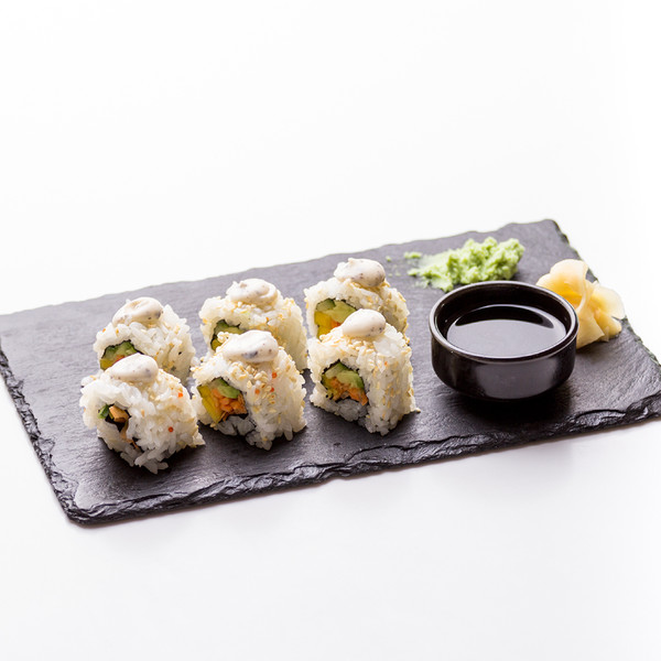 Sushi rolls χωρίς ωμό ψάρι με αβοκάντο, λαχανικά και συνοδευτική soy sauce.