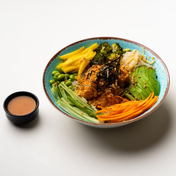 Asian bowl με αβοκάντο, mango, edamame, λαχανικά και crispy κοτόπουλο.