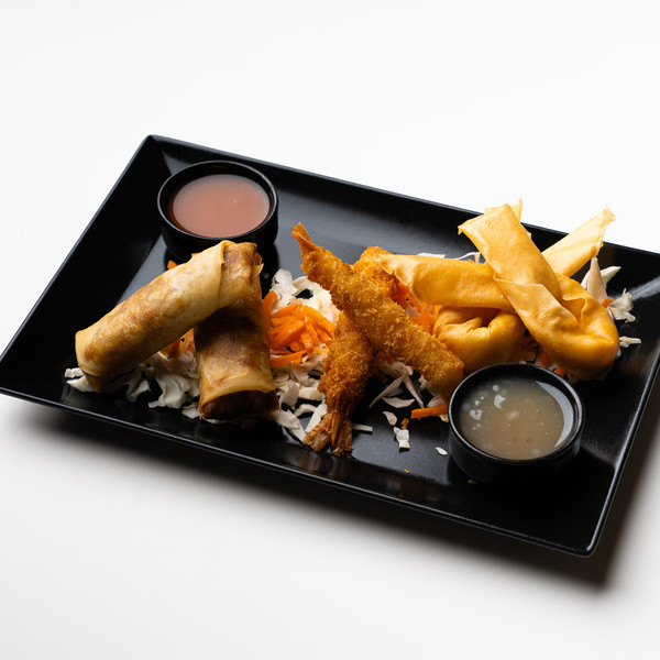 Asian sharing platter με spring rolls, τραγανές γαρίδες και dipping sauces.