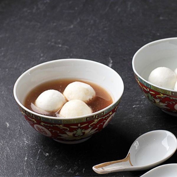 Παραδοσιακά tangyuan σε μπολ, χαρακτηριστικό comfort food της ασιατικής γιορτής Dongzhi.
