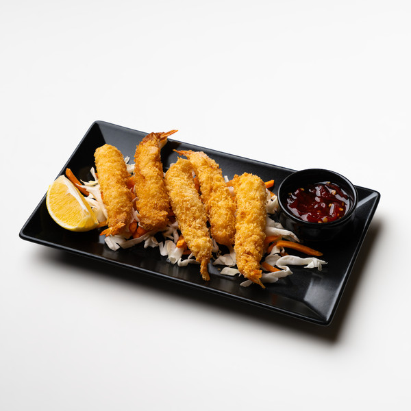 Τραγανές γαρίδες tempura με λαχανικά, λεμόνι και dipping sauce.