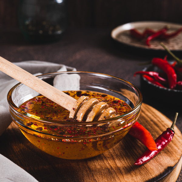 Γλυκοκαυτερή sauce με chili peppers, συνδυάζοντας sweet και spicy γεύσεις.