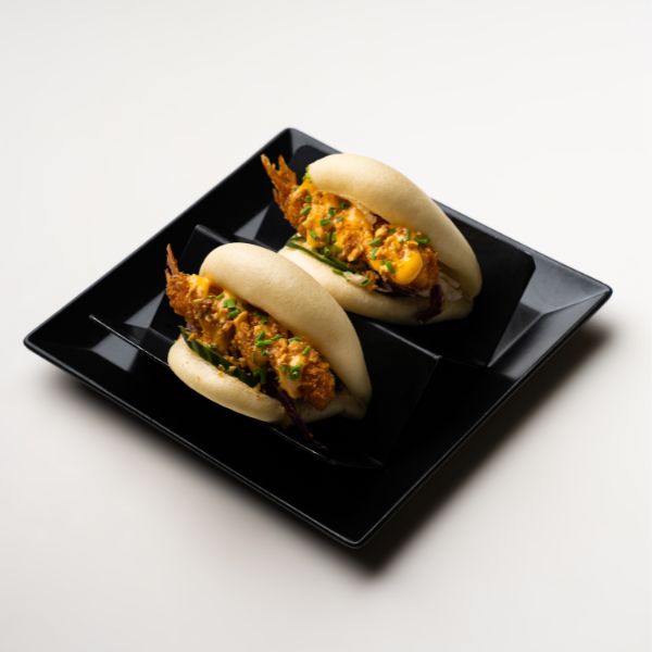 Bao buns με crispy γέμιση, Asian sauce και φρέσκα μυρωδικά.