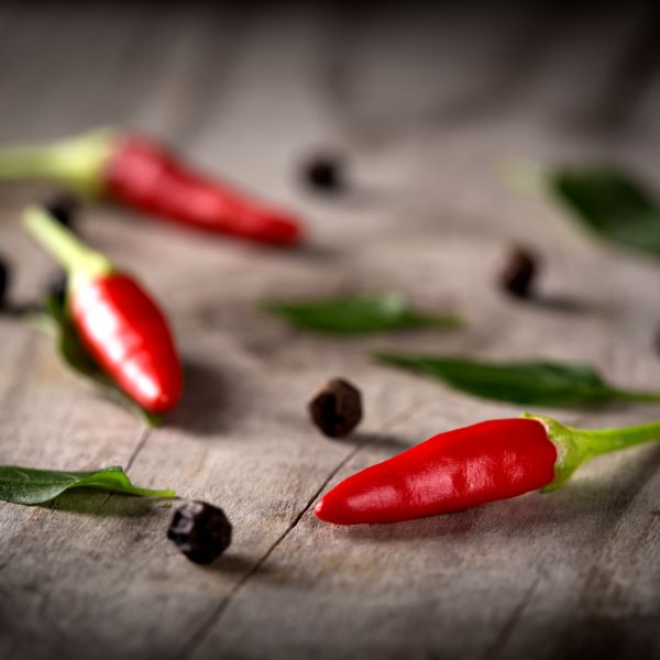 Κόκκινες καυτερές πιπεριές chili, βασικό συστατικό για spicy γεύσεις στην ασιατική κουζίνα.