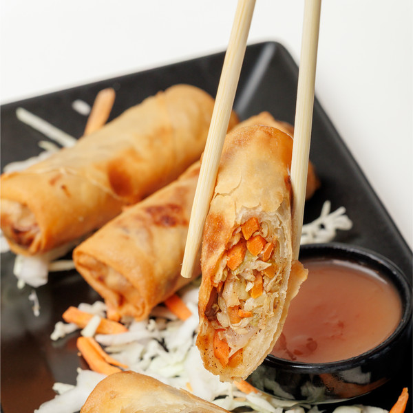 Τραγανά spring rolls με λαχανικά και sweet chili sauce.