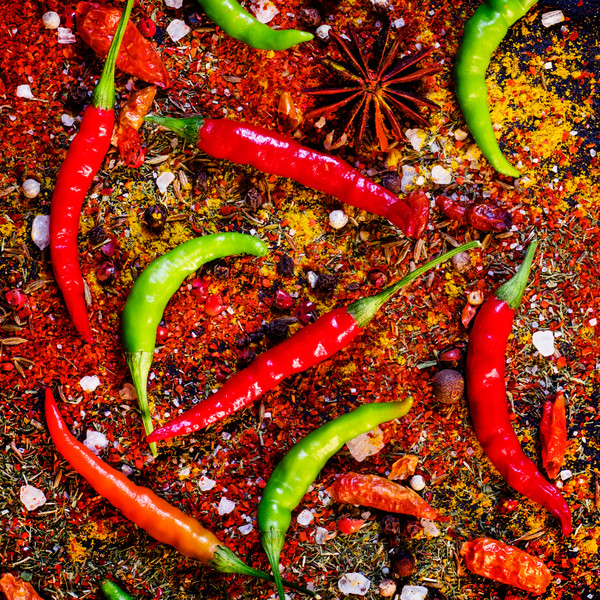 Κόκκινες και πράσινες πιπεριές chili με μπαχαρικά και αρωματικά για spicy ασιατικές γεύσεις.