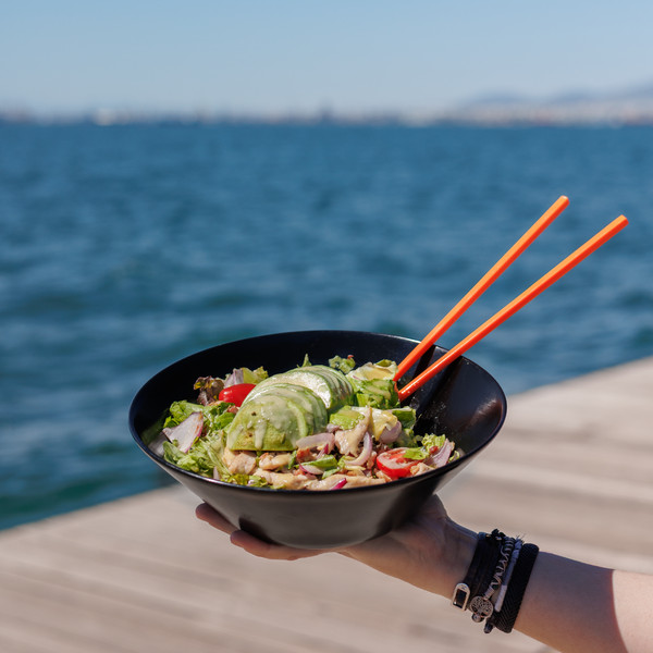Asian σαλάτα με avocado και φρέσκα λαχανικά δίπλα στη θάλασσα.